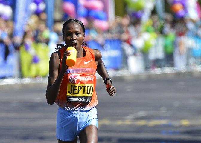 Priscah Jeptoo lanciata verso il traguardo: la kenyana ha vinto la maratona femminile. Reuters